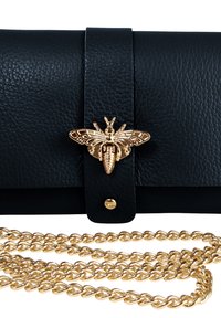 Zwarte leren clutch met een textuurafwerking, voorzien van een gouden bij-vormige sluiting en een gouden schouderband. Compact ontwerp zonder verdere patronen.