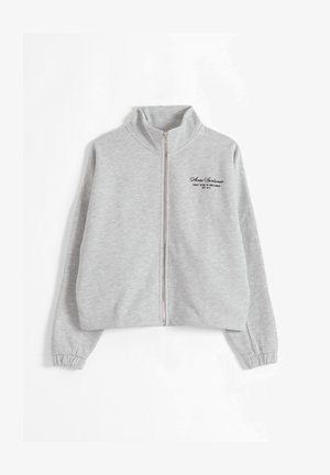 Jasnoszara kurtka na zamek z wysokim kołnierzem, elastycznymi mankietami oraz małym czarnym logo z napisem "Almost Sportswear" na lewej piersi.