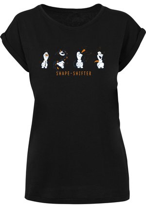 Tricou negru cu un grafic care prezintă patru figuri de om de zăpadă cu pălării și nasuri de morcov, textul spune "SHAPE-SHIFTER" în portocaliu dedesubt.