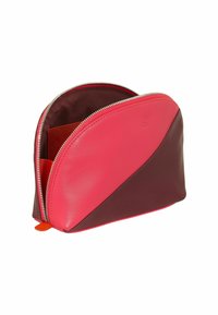 Neceser con cremallera en cuero rosa y burdeos. Forma redondeada con una textura suave, con un tirador de cremallera naranja y un bolsillo interior.