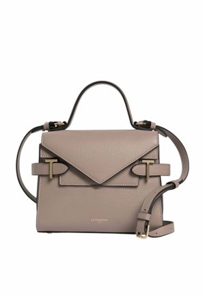 Bolso de mano de cuero beige con asa superior, correa de hombro ajustable, solapa tipo sobre y detalles de hebilla en forma de T en tono dorado.
