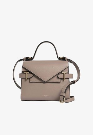 Borsa in pelle beige con manico superiore, tracolla regolabile, patta a busta e dettagli con fibbia a forma di T color oro.