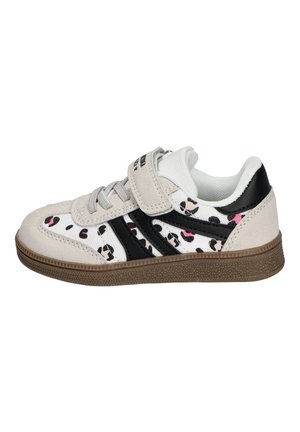 Dziecięcy sneaker z białą tkaniną, beżowym zamszem, czarnymi paskami, różowo-czarnym nadrukiem w cętki, paskiem na rzep, szarymi sznurowadłami i brązową, fakturowaną podeszwą.