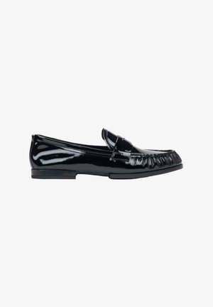 Schwarze Lacklederslipper mit flacher Sohle, die am Zehenbereich mit Fransen verziert sind und eine glatte, glänzende Oberfläche aufweisen.