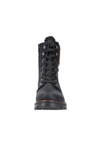 Botín de cuero negro con un cuello acolchado, parte delantera con cordones y un zipper lateral. Suela de goma resistente con un acento marrón en el talón.