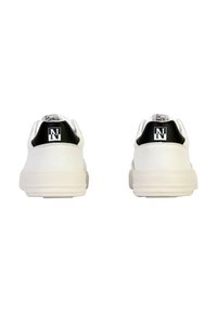 Sneakers bianchi con una tomaia in pelle liscia, accenti neri sul tallone e un logo. Suola in gomma spessa con design minimalista.