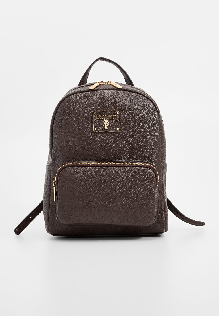 Brauner Leder-Rucksack mit strukturierter Oberfläche, einer Front-Reißverschlusstasche, goldfarbener Hardware und einem Logo-Schild. Verstellbare Schultergurte.