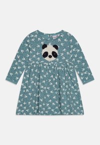 Šaty s dlouhým rukávem v tyrkysové látce s bílým květinovým vzorem. Na hrudi má aplikaci s plyšovým medvědem panda. Sukně je rozšířená.