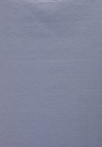 Jasnofioletowa bawełniana tkanina o gładkiej teksturze, zaprezentowana w układzie płaskim. Brak widocznych wzorów lub detali projektowych.