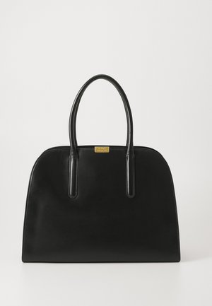 Sac à main en cuir noir avec deux poignées et une petite plaque logo rectangulaire dorée centrée près du haut.