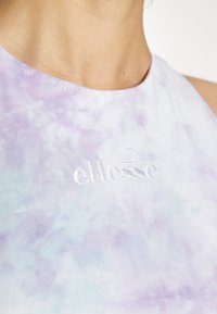Top em tie-dye lilás claro com decote redondo e logótipo "ellesse" bordado em branco. Tecido suave e macio.