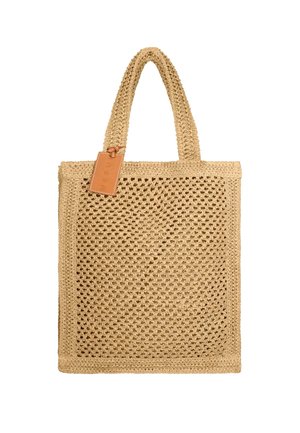 Borsa tote beige intrecciata con due manici e una piccola etichetta rettangolare in pelle attaccata vicino al manico superiore sinistro.