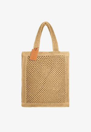 Borsa tote beige intrecciata con due manici e una piccola etichetta rettangolare in pelle attaccata vicino al manico superiore sinistro.
