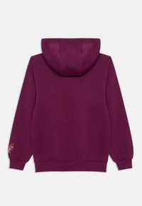 Felpa color bordeaux con cappuccio regolabile, polsini e orlo a costine. Design laterale con ricamo del logo in un colore beige a contrasto. Tessuto morbido.