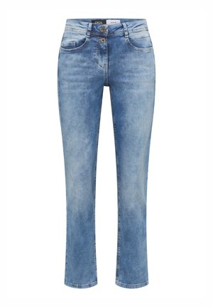 Vaqueros de mezclilla azul claro con corte recto. Con cinco bolsillos, cierre de doble botón y un sutil desgaste para dar textura.