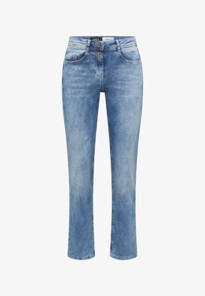 Vaqueros de mezclilla azul claro con corte recto. Con cinco bolsillos, cierre de doble botón y un sutil desgaste para dar textura.