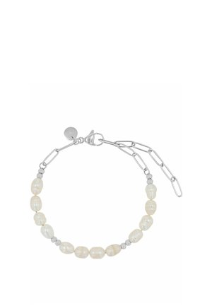 Armband met onregelmatige witte parels, kleine zilveren kralen en een zilveren paperclipketting met karabijnsluiting en verlengketting.