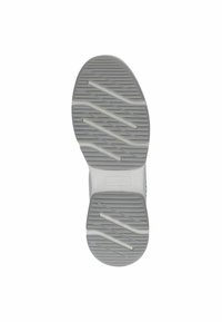 Fehér sneaker talp, texturált gumiból, átlós hornyokkal és középen kör alakú mintázattal. Tiszta, minimalista megjelenés.