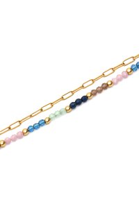 Guldkæde med vekslende facetperler i pink, blå, grøn og brun, adskilt af runde guldringe, der skaber et lagdelt design.