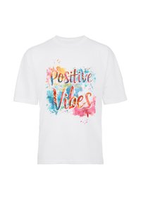 Wit katoenen T-shirt met een kleurrijk aquarelspatontwerp en de tekst "Positive Vibes" in een mix van blauw, roze en oranje tinten.