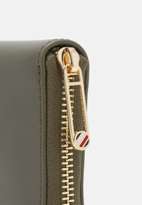 Tommy Hilfiger CHIC - Lommebok - utility olive