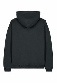 Crna dukserica s prednjim kenguruvim džepom, dugim rukavima, rebrastim manžetama i kapuljačem s vezicom. Napravljena od mekog, teksturiranog materijala.