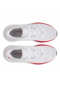 Des chaussures de sport blanches avec une tige en maille respirante, des accents rouges sur les côtés, des lacets plats et une semelle rembourrée. Présente un logo et le texte 'Système de Confort Deluxe'.