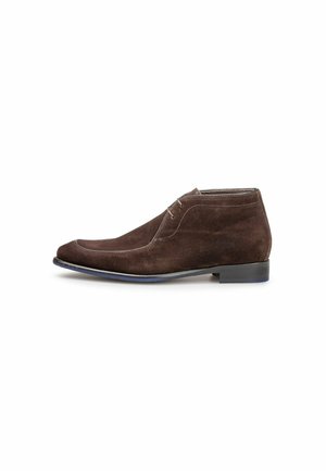 Braune Wildleder-Stiefeletten mit spitzem Zehenbereich, genähten Details und einem niedrigen, flachen Absatz. Minimalistisches Design mit Schnürung an der Vorderseite.