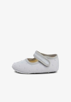 Zapato de tela gris claro con punta redonda, correa de velcro, patrón de lunares texturizados y un interior suave y acolchado.