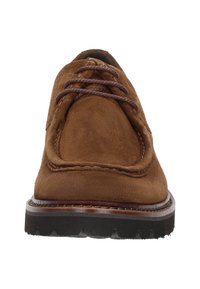 Scarpa in suede marrone con lacci, punta rotonda, dettagli cuciti e suola in gomma con un motivo a tassello per una migliore aderenza.