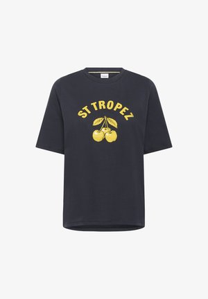 Marineblaue Kurzarm-T-Shirt mit dem Text "ST TROPEZ" und einer gelben Kirschgrafik, die in der Mitte der Vorderseite platziert ist.
