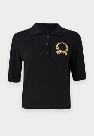 Schwarzes Polohemd mit kurzen Ärmeln aus weichem Stoff, mit einem Kragen, drei Knöpfen und einem goldenen Lorbeerkranz-Emblem auf der linken Brust.