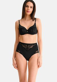 Ensemble de lingerie noire comprenant un soutien-gorge rembourré avec des détails en dentelle et un brief taille haute avec des accents en dentelle transparente et un dos uni.