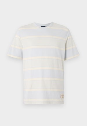 Csíkos póló világoskék és halvány sárga színben. Pamutból készült, rövid ujjú, kerek nyakkal, és egy kis címkés részlettel az alján.