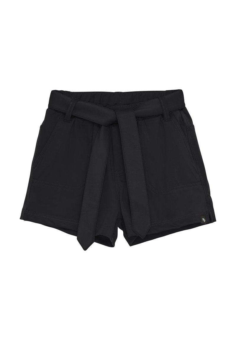 Czarne szorty z przewiązanym paskiem, bocznymi kieszeniami i gładką teksturą. Posiadają proste szwy oraz małą naszywkę z logo na końcu.