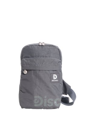 Kompakte graue Umhängetasche mit vorderer Reißverschlusstasche, verstellbarem Riemen und Discovery-Logoaufnäher.