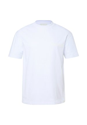 Camiseta blanca lisa de manga corta y cuello redondo con texto sutil "SINNER" en el pecho izquierdo y una pequeña etiqueta en el dobladillo inferior.