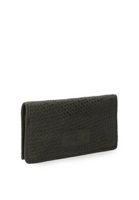 Woven leather wallet in black, o prostokątnym kształcie, z teksturowaną powierzchnią i gładką naszywką z logo, zamknięty bez widocznych elementów hardware.