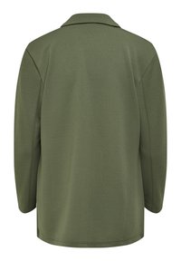 Casaco verde-oliva com uma textura suave, mangas longas e um colarinho clássico. Apresenta um corte reto e sem detalhes de fecho visíveis.