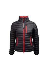 Doudoune noire avec accents rouges, col haut, fermeture éclair à l'avant et deux poches zippées. Texture matelassée, design léger.