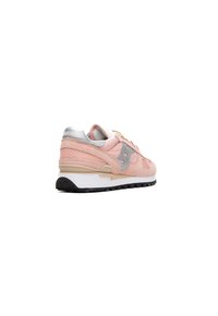 Sneaker con una toma superiore in suede rosa, dettagli argentati, particolari in rete e una suola intermedia bianca. Presenta una suola in gomma nera e texture a contrasto.