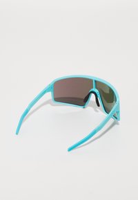 Aqua-blå solbriller med et elegant, omsluttende design, utstyrt med brune fargede linser og teksturerte armer for bedre grep.