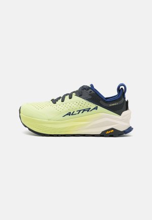 Scarpa da corsa leggera di colore giallo con accenti grigio scuro e blu, caratterizzata da una tomaia traspirante, un design perforato e una suola Vibram.