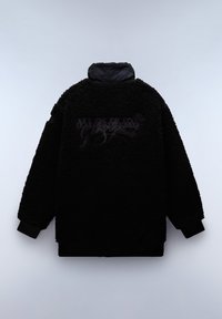 Veste à enfiler en polaire noire avec un extérieur texturé et duveteux, col montant et poignets côtelés. Présente un logo brodé ton sur ton au dos.