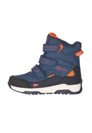 Stivaletto impermeabile blu navy con dettagli arancioni, tre cinghie in Velcro, punta in gomma e pannelli in rete testurizzata. Suola bianca e blu navy.