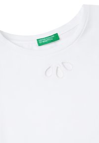 Camiseta de algodón blanca con escote redondo y un sutil diseño bordado de gotas en la parte frontal. Presenta una etiqueta verde que dice "United Colors of Benetton".