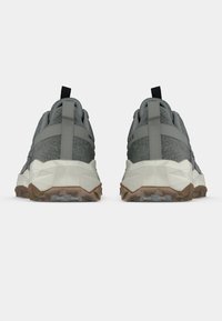 Graue Wanderschuhe mit strukturiertem Mesh-Obermaterial, Gummi-Akzenten und einer klobigen, mehrfarbigen Sohle. Mit Zuglaschen und verstärkter Ferse.