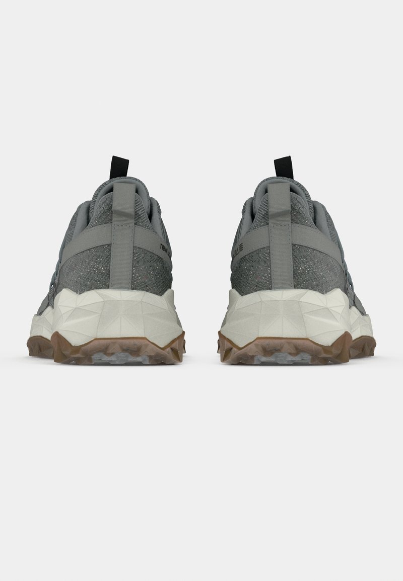 Scarpe da hiking grigie con tomaia in mesh testurizzato, accenti in gomma e una suola chunk multicolore. Presentano linguette di trazione e tallone rinforzato.
