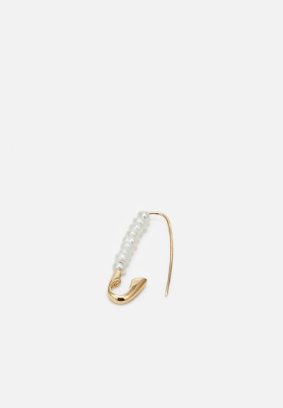 Brinco de ouro com um design de gancho, apresentando uma série de pequenas pérolas brancas dispostas ao longo do seu comprimento. Acabamento suave e estilo minimalista.