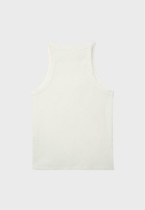 Biely bezrukávnikovitý rebrovaný pletený tank top s vysokým golierom, položený na svetlosivom pozadí.